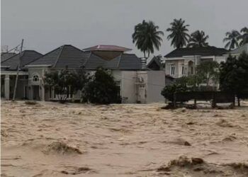 Banjir menerjang kawasan perumahan di Lubuk Minturun Padang, Sabtu (10/10/2026).
