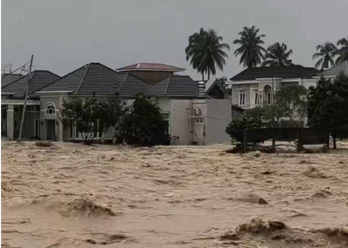 Banjir menerjang kawasan perumahan di Lubuk Minturun Padang, Sabtu (10/10/2026).