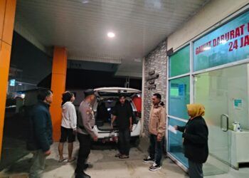 Petugas mengevakuasi jenazah sopir truk yang tewas setelah kendaraannya tertimpa pohon tumbang dan material longsor di Jorong Cubadak, Nagari Aie Dingin, Kecamatan Lembah Gumanti, Kabupaten Solok, Kamis (1/10/2026)