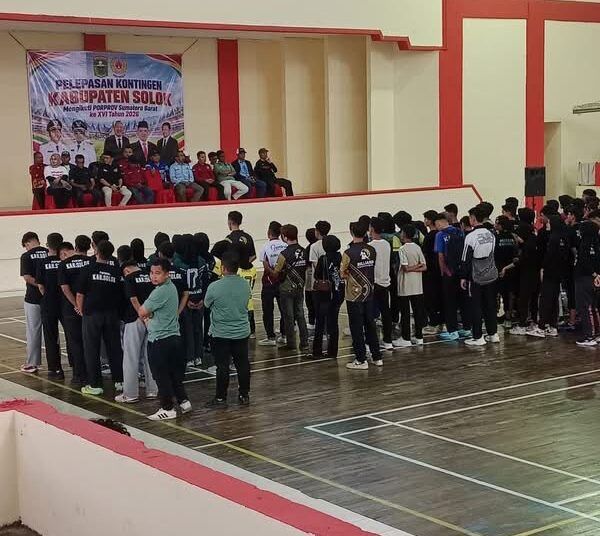 Pelepasan kontingen Kabupaten Solok yang akan mengikuti Pekan Olahraga Provinsi (Porprov) XVI Sumatera Barat 2026, Jumat (2/10).