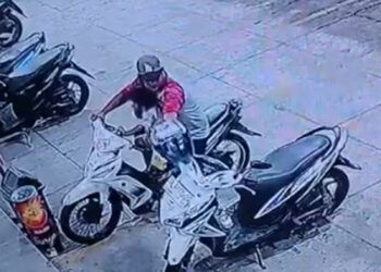 Terekam CCTV, Aksi Pria Diduga Gondol Helm di Parkiran Minimarket di Pariaman
