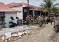 Anggota Satpol PP Padang Dikejar dengan Celurit oleh Warga yang Pagar Rumahnya Dibongkar