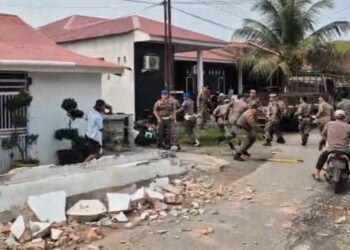 Anggota Satuan Polisi Pamong Praja (Satpol PP) Kota Padang dikejar dengan celurit oleh warga yang pagar rumahnya dibongkar di Kelurahan Dadok Tunggul Hitam, Kecamatan Koto Tangah, Kota Padang, pada Jumat (2/10/2026).