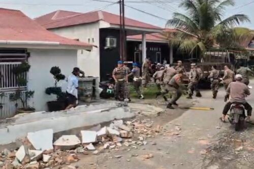 Anggota Satpol PP Padang Dikejar dengan Celurit oleh Warga yang Pagar Rumahnya Dibongkar