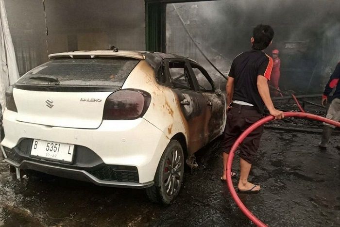 Suzuki Baleno hangus dalam bengkel mobil Cahaya Motor di dekat jalur dua Sungai Rumbai, tepatnya di depan UGD Sungai Rumbai, Nagari Sungai Rumbai Timur, Kecamatan Sungai Rumbai, Dharmasraya, pada Senin (5/10/2026) sekitar pukul 10.24 WIB. Foto: Damkar Dharmasraya