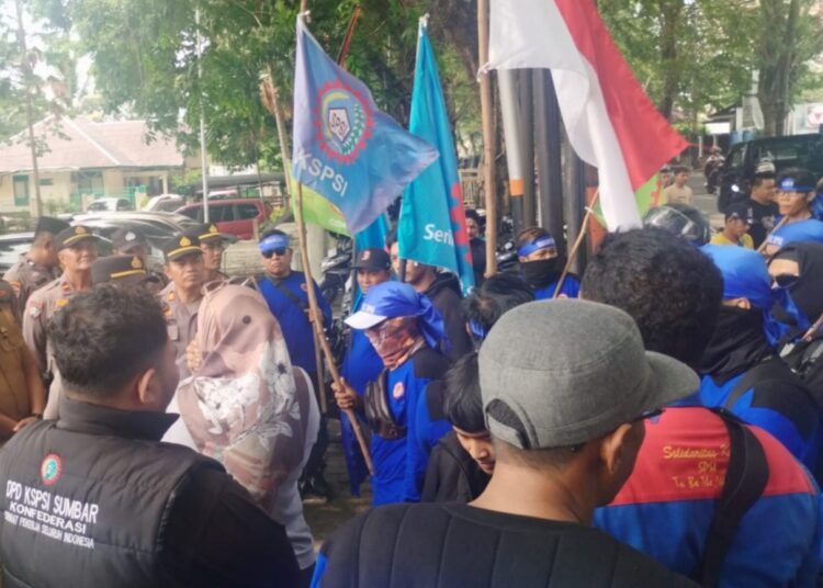Massa aksi yang tergabung dalam Konfederasi Serikat Pekerja Seluruh Indonesia (KSPSI) mendatangi kantor Dinas Tenaga Kerja dan Perindustrian (Disnakerin) Kota Padang, Selasa (6/10/2026) siang. Foto: Qadri/Sumbarkita