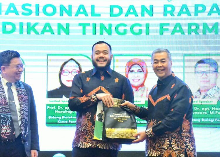 Wali Kota Padang Fadly Amran menjadi pembicara utama dalam Seminar Nasional dan Kongres Tahunan Asosiasi Perguruan Tinggi Farmasi Indonesia (APTFI) di The ZHM Premiere Padang, Jumat (9/10/2026).