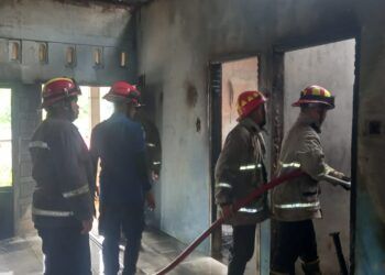 Petugas melakukan pemadaman rumah yang terbakar di Jorong Simpang Empat Kabindu, Nagari Labuh Gunung, Kecamatan Lareh Sago Halaban, Kabupaten Lima Puluh Kota, Jumat (9/10/2026).