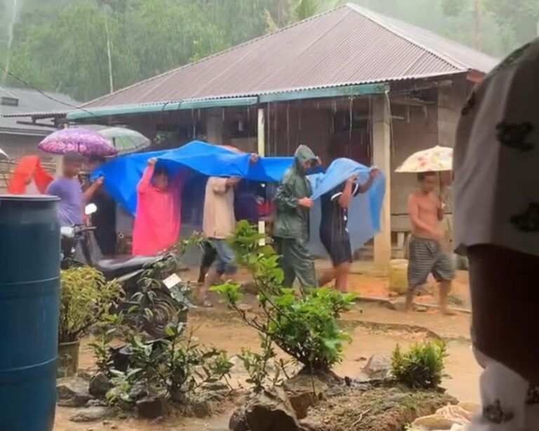 Video: Jalan Buruk, Warga Sakit di Pasaman Barat Terpaksa Ditandu