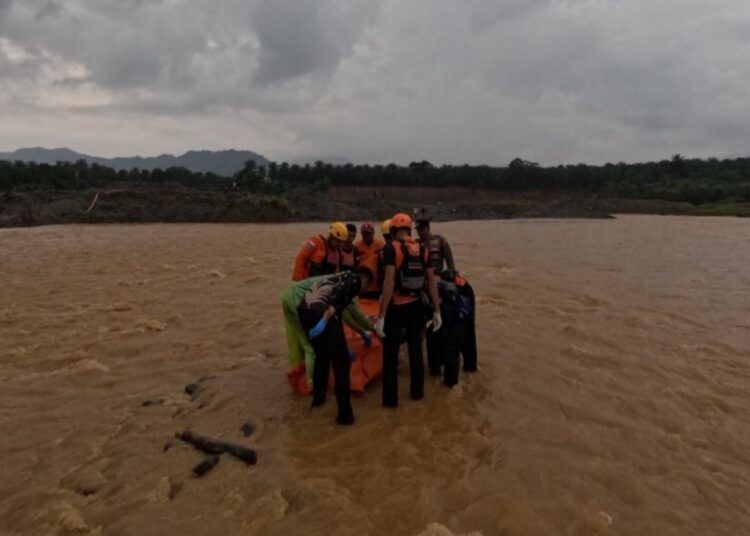 Tim SAR gabungan mengevakuasi mayat pria tanpa identitas yang ditemukan di aliran Sungai Batang Saman, Pasaman Barat, Sumatera Barat, pada Jumat (9/10/2026) siang.