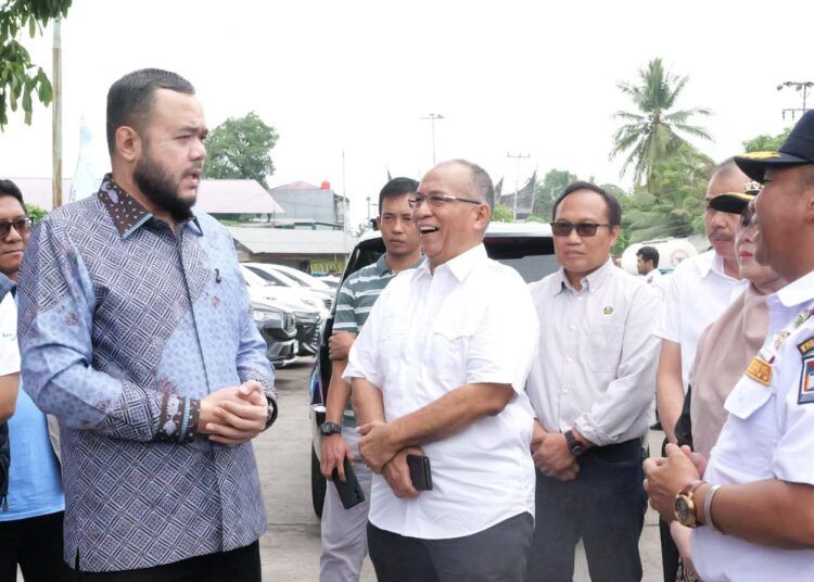 Wali Kota Padang Fadly Amran meninjau penerapan sistem antrean digital pengisian solar bagi truk angkutan barang di Tempat Khusus Parkir (TKP) Truk Koto Lalang, Kota Padang, Sabtu (10/10/2026).