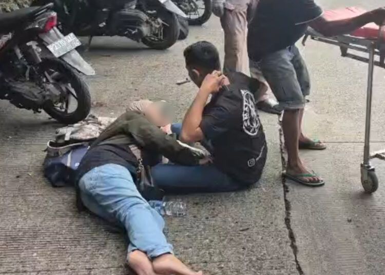 Seorang perempuan tergeletak di tepi jalan usai kecelakaan di kawasan Sitinjau Lauik, pada Sabtu (10/10/2026) siang.