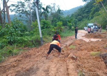 Longsor Tutup Akses Jalan Menuju Objek Wisata Mandeh Pesisir Selatan