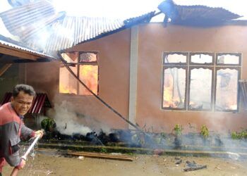 Petugas pemadam kebakaran melakukan pemadaman dan pendinginan di lokasi kebakaran yang menghanguskan dua rumah warga di Kampuang Goduang, Nagari Pandam Gadang, Kecamatan Gunuang Omeh, Kabupaten Lima Puluh Kota, Sabtu (10/10/2026).