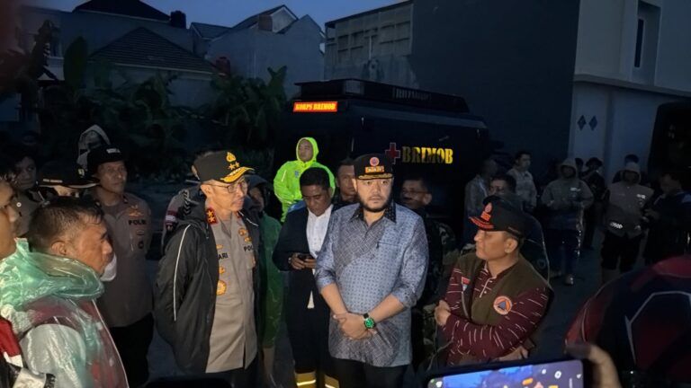 Wali Kota Fadly Amran Kerahkan Tim Gabungan Evakuasi Warga Terdampak Banjir di Padang