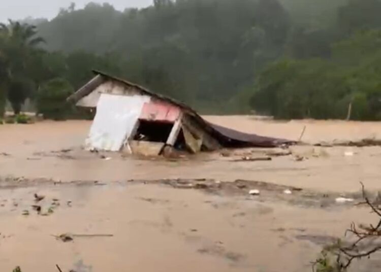 Banjir akibat luapan Batang Tapan merendam permukiman warga di Kampung Panedah, Nagari Limau Purut Tapan, Kecamatan Ranah Ampek Hulu Tapan, Kabupaten Pesisir Selatan, Sabtu (10/10/2026).