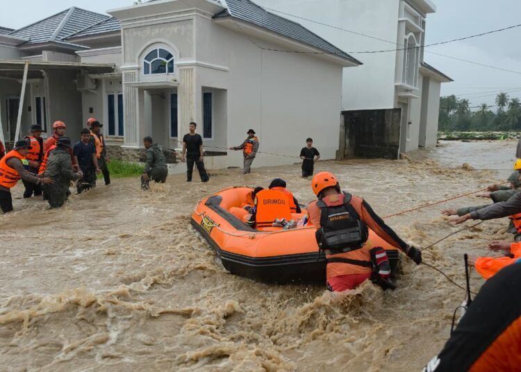 Petugas gabungan BPBD, SAR, dan relawan mengevakuasi warga terdampak banjir akibat luapan sungai di Kota Padang, Sumatera Barat, Sabtu (10/10/2026)