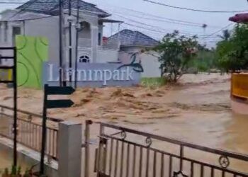 Banjir menerjang Perumahan Lumin Park, Kota Padang, Sabtu (10/10/2026).
