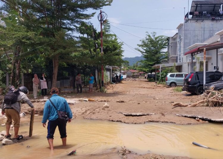 Kondisi kompleks perumahan mewah Lumin Park di Lubuk Minturun, Kecamatan Koto Tangah, Kota Padang, Sumatera Barat, sehari setelah diterjang banjir, Minggu (11/10/2026). Foto: Mengki/Sumbarkita