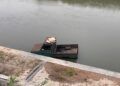 Hilang Kendali Saat Mundur, Mobil Masuk Sungai di Payakumbuh