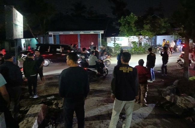 Personel Dubalang Pauh melakukan pembubaran warga di depan kantor Camat Pauh, Padang, pada Kamis (1/10/2026) malam. Foto: Dubalang Pauh