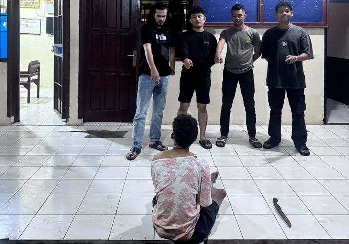 Polisi menangkap seorang pemuda di Jorong Koto Gadih, Nagari Lima Kaum, Kecamatan Lima Kaum, Tanah Datar, pada Kamis (8/10/2026) sekitar pukul 17.00 WIB karena diduga menganiaya tetangganya. Foto: Polres Tanah Datar