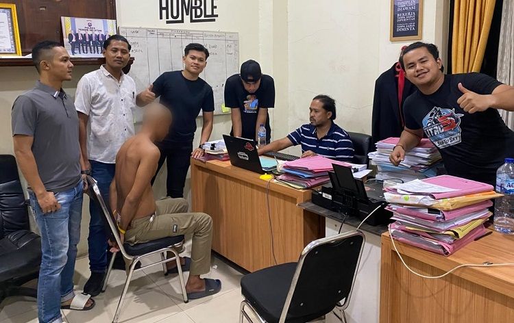 Penyidik Unit Pelayanan Perempuan dan Anak Satuan Reserse Kriminal Polres Pesisir Selatan, Ipda Marfil Dani, meminta keterangan tersangka pencabul di kantor polres tersebut pada Jumat (2/10/2026). Foto: Polres Pesisir Selatan
